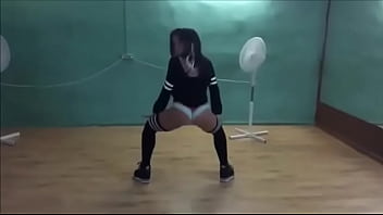 Shaking twerk sexy ass
