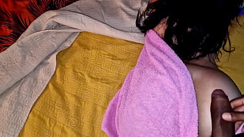 Le pido a mi padrastro que me de un masaje y terminamos follando mientras mi mamá escucha y nos mira