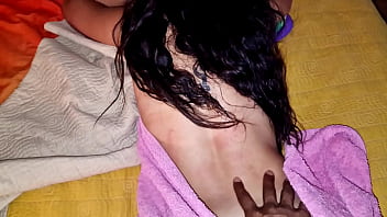 Le pido a mi padrastro que me de un masaje y terminamos follando mientras mi mamá escucha y nos mira