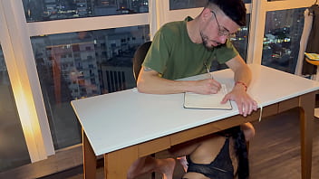 A secretária pequena brasileira adora dar para o patrão