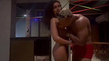 Levei a esposa do meu amigo novinha pra passear e comi ela no meio do restaurante