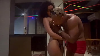 Levei a esposa do meu amigo novinha pra passear e comi ela no meio do restaurante