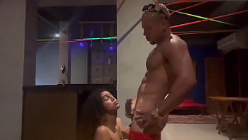 Levei a esposa do meu amigo novinha pra passear e comi ela no meio do restaurante