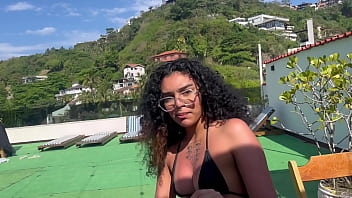 Levei a esposa do meu amigo novinha pra passear e comi ela no meio do restaurante