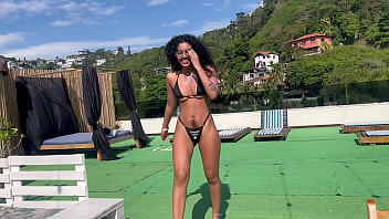 Levei a esposa do meu amigo novinha pra passear e comi ela no meio do restaurante