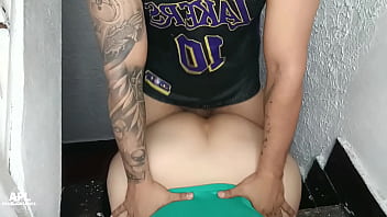 Me folle a esta puta caliente en las gradas de mi casa me gusta ver como su gran culo se mueve dentro de mi polla dura historia completa