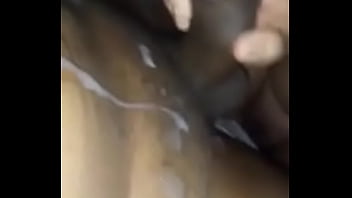 Enquanto ele metia nela eu esperava pra ouvir como foi ser traído