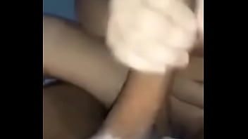 Enquanto ele metia nela eu esperava pra ouvir como foi ser traído