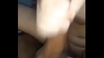 Enquanto ele metia nela eu esperava pra ouvir como foi ser traído