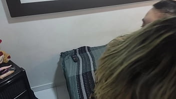 Vivi chegou cansada e eu como ótimo maridão acabei chupando ela