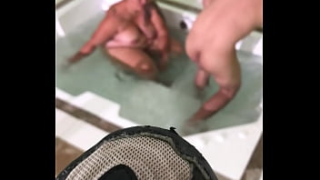 Se la folla en el jacuzzi grande culo latino