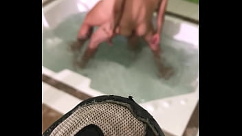 Se la folla en el jacuzzi grande culo latino