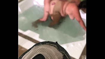 Se la folla en el jacuzzi grande culo latino