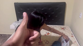 Nossa amigo não quis emprestar sua namorada gostosa e a outra menina parece mulher elástico olha o que ela faz