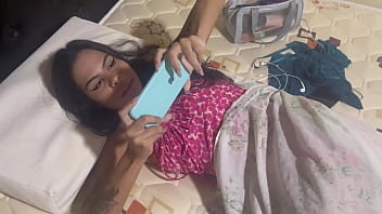 Nossa amigo não quis emprestar sua namorada gostosa e a outra menina parece mulher elástico olha o que ela faz