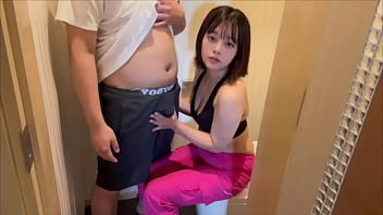 彼氏がいるのにジムトレーナーの汗臭いちんこをトイレでしゃぶらされて、バックでイかされちゃう女子大生。