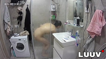 Luuv beautiful alice used to reality show cameras enjoys demonstrating her intimate shaving routine in the shower