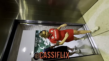 A coelhinha gostosa do rabo grande colocou toda cenoura na bucetinha completo no cassiflix