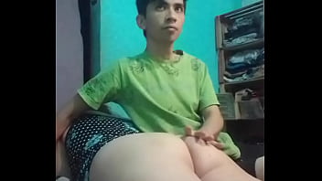 Le toco el culo suavemente