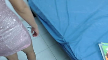 Mi hermanastra inocente se folla a su maestro y se deja comer su coño a cambio de clases gratis y de graduarse