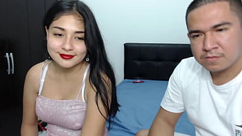 Mi hermanastra inocente se folla a su maestro y se deja comer su coño a cambio de clases gratis y de graduarse