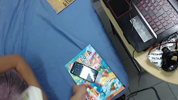 Mi hermanastra inocente se folla a su maestro y se deja comer su coño a cambio de clases gratis y de graduarse