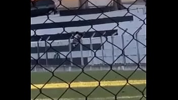 Safada sentando na piroca ao ar livre