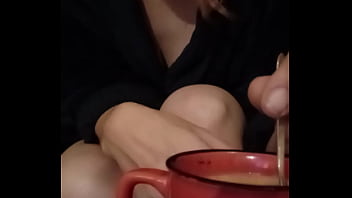 Bonjour mes coquins je vous offre un café en vous souhaitant une excellente