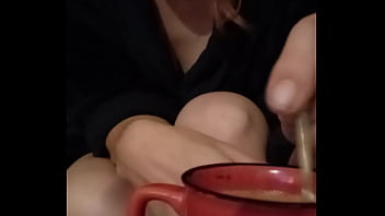 Bonjour mes coquins je vous offre un café en vous souhaitant une excellente