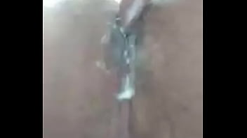 Metiendose dedo en el ano