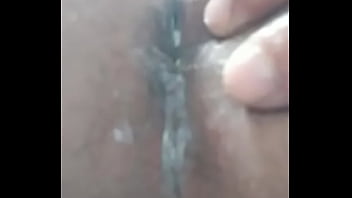 Metiendose dedo en el ano