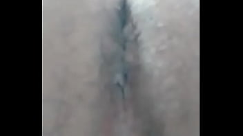 Metiendose dedo en el ano