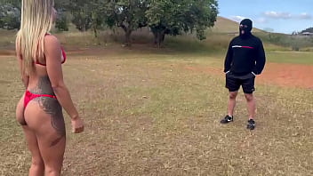 Minha esposa dando na minha frente no campo de futebol eu gravando tudo