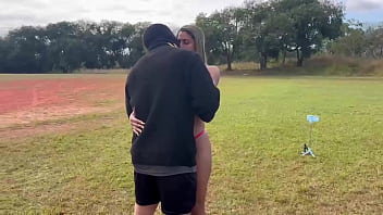 Minha esposa dando na minha frente no campo de futebol eu gravando tudo