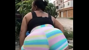 Quenga de favela com seu cuzão