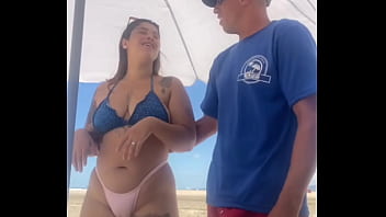 Quase transamos na praia lotada