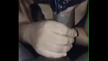 Falei pro meu corno como levei leitada do personal no vestiário e ele goza ouvindo