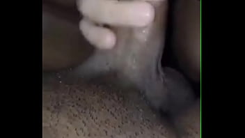 Falei pro meu corno como levei leitada do personal no vestiário e ele goza ouvindo