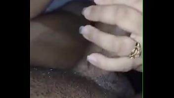 Falei pro meu corno como levei leitada do personal no vestiário e ele goza ouvindo