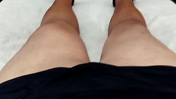 Gozei bastante depois que flagrei minha amiga no banheiro tocando uma siririca e brincando com sua bucetinha gostosa