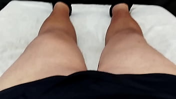 Gozei bastante depois que flagrei minha amiga no banheiro tocando uma siririca e brincando com sua bucetinha gostosa