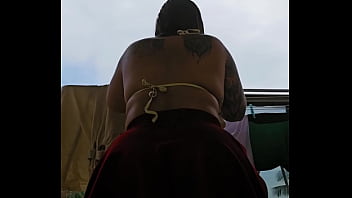 Empregadinha safada rebelando na sacada