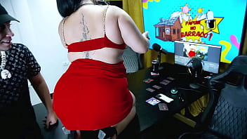 A bbw pri melancia jogou seu rabão de quatro na mesa do podcast é gigante o ruan ficou sem palavras e com tesão podcast pápum no barraco