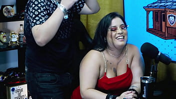 A bbw pri melancia jogou seu rabão de quatro na mesa do podcast é gigante o ruan ficou sem palavras e com tesão podcast pápum no barraco