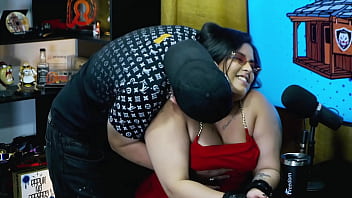 A bbw pri melancia jogou seu rabão de quatro na mesa do podcast é gigante o ruan ficou sem palavras e com tesão podcast pápum no barraco