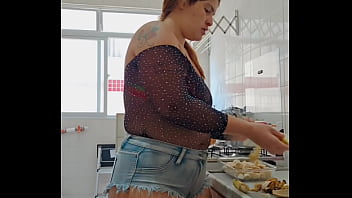 Fazendo live com um shorts socado no cu