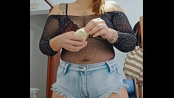 Fazendo live com um shorts socado no cu