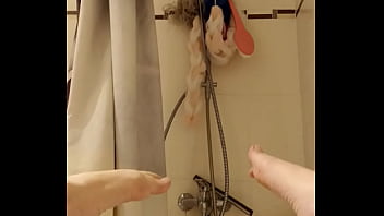 à ton avis qu'est ce que je fais là dans ma baignoire met le son pour le