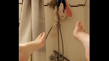 à ton avis qu'est ce que je fais là dans ma baignoire met le son pour le