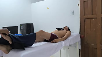 "masaje mulata de 20 años con nalgas perfectas seduce en la sala de masajes"